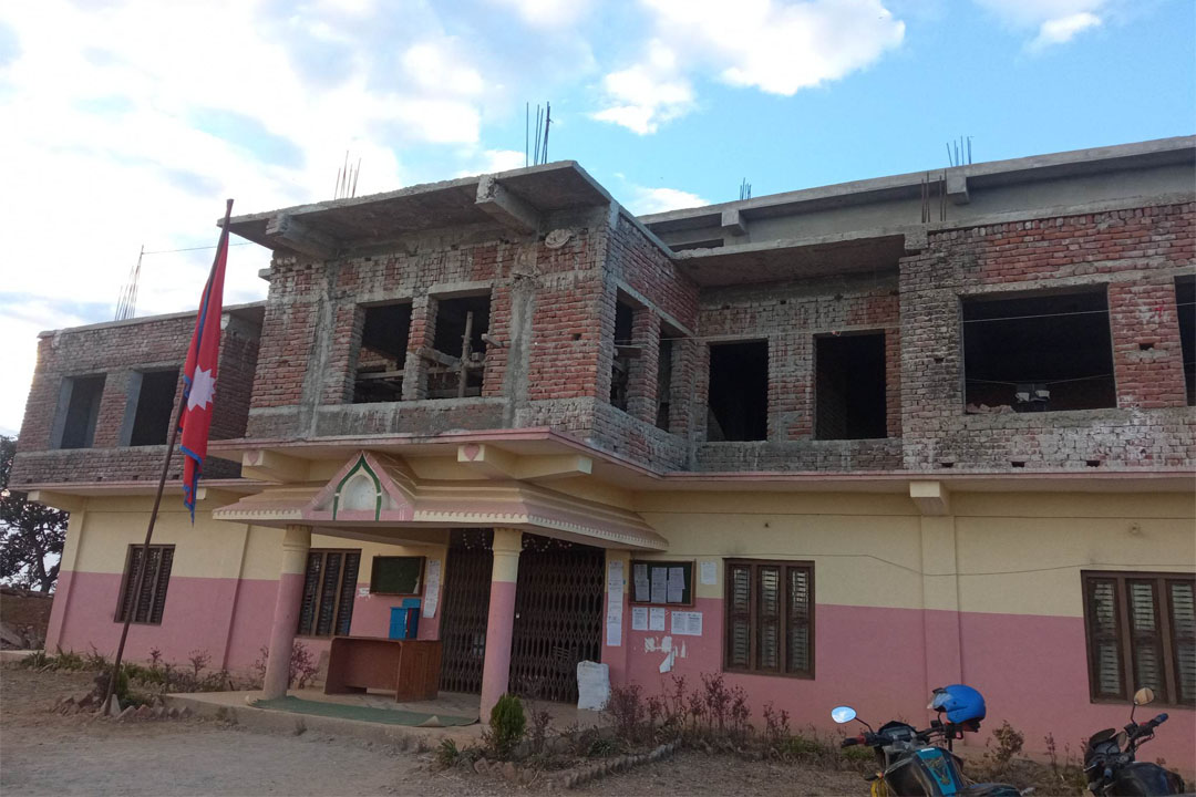 बैतडीको मेलौलीमा अस्पताल विवाद : नगरपालिकामा तालाबन्दी कायमै 